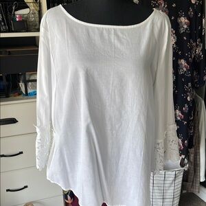 White bateau neck 3/4 sleeve relaxed blouse with asymmetrical hem